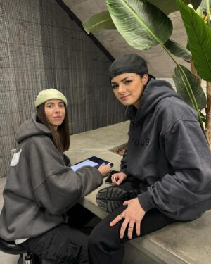 Lucía de la Puerta Instagram - OHANA significa familia, no sólo en la que creces sino aquella en la que creas día a día, con la que compartes momentos y en la que te apoyas. Podría decirse que es algo así como la familia que tú eliges y que nunca te abandona. Estos meses no han sido los mejores para mi, pero aun así, ahí habéis estado, con cada mensaje, video, abrazo… así que quería agradecéroslo de alguna forma y  llevaros conmigo. Esto es solo el principio, y es tanto mío como vuestro, os quiero🖤