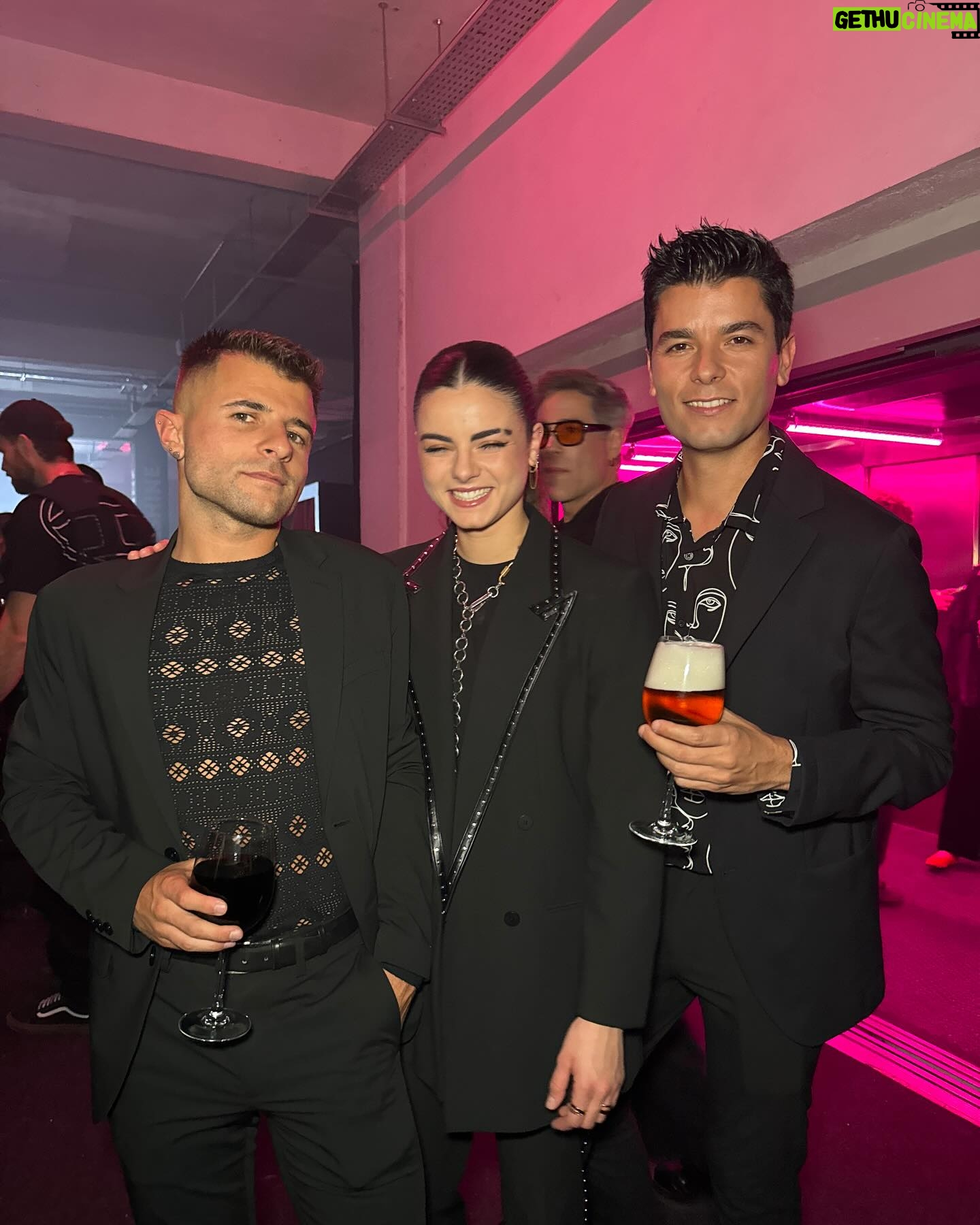 Lucía de la Puerta Instagram - Ayer en el evento de @yslbeauty @ysl 🖤 Outfit: @hugo_official