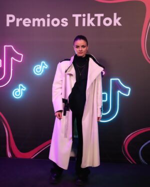 Lucía de la Puerta Instagram - Gracias a @tiktok_es por la invitacion a los premios de este año 💙

📸: @irisgisxlle