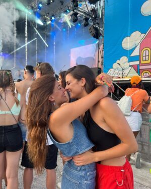 Lucía de la Puerta Instagram - Cerramos en principio época de festivales a lo grande con @boombastic_festival ✨💙