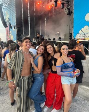Lucía de la Puerta Instagram - Cerramos en principio época de festivales a lo grande con @boombastic_festival ✨💙