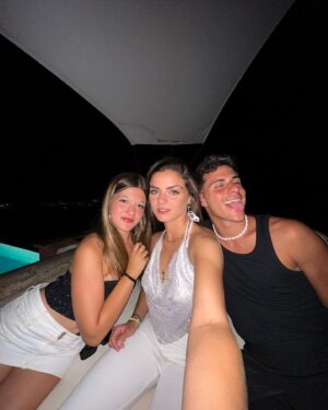 Lucía de la Puerta Instagram - Ibiza y amigos >>> ✨🏝️🌙
Cual es vuestra foto fav?🙈💙