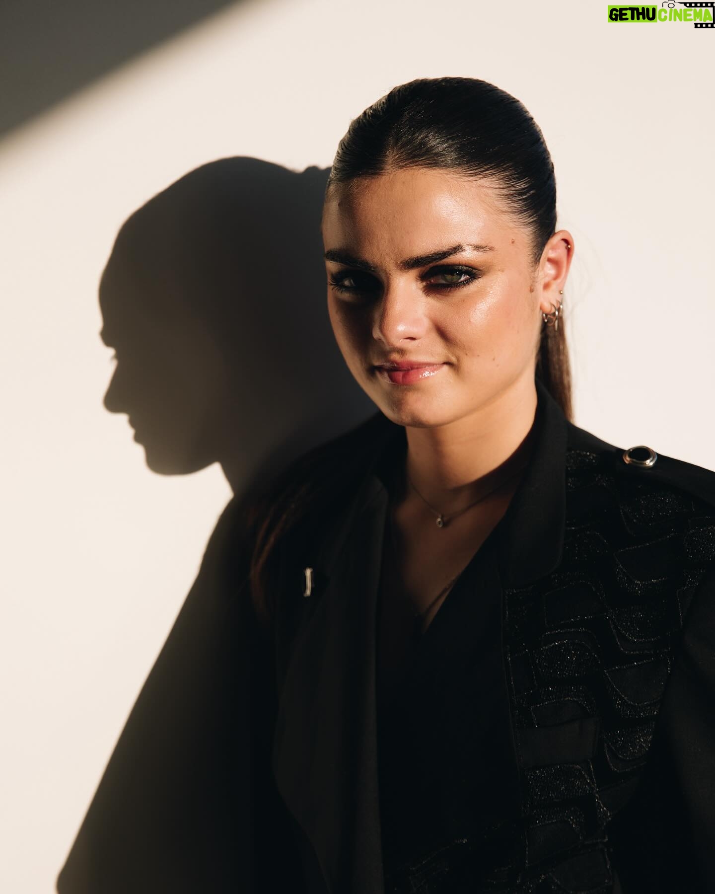 Lucía de la Puerta Instagram - Otro post de @festivaldecannes por aqui 🤭🇫🇷🖤🎶 Foto: @monisiie Estilismo: @arrypaul