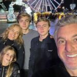 Luciano Huck Instagram – O tempo passou, muita coisa mudou, mas uma não muda: nosso amor por você, @angelicaksy. ❤️

Na verdade muda sim. Esse amor só aumenta! 

Feliz dia das mães @angelicaksy Te amamos mais que batata frita! Com todo carinho, Eva, Beni, Joaquim e Luciano. 😍❤️