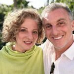 Luciano Huck Instagram – Minha mãe ❤️. Um porto seguro de amor, afeto, compreensão, escuta e paciência. A avó mais coruja deste planeta, quer deixa-la feliz mesmo…coloque os netos por perto. Sempre bem vinda, Mamas. Amamos vc por perto. Feliz Dia das Mães.