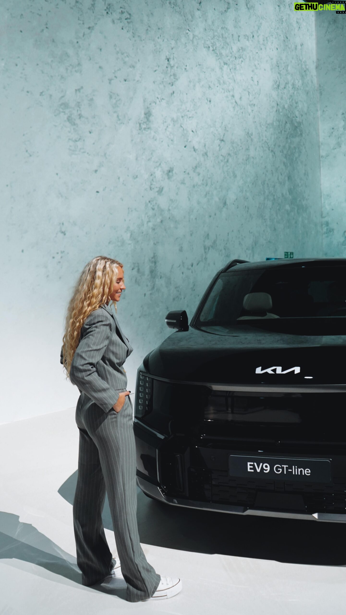 Lucie Donlan Instagram - The new Kia EV9 “The Icon” - Walking into a breathtaking immersive experience to see this stunning car sitting in the middle of it all was just incredible. Kia continually inspires me with their movement on sustainability. I love that they are constantly evolving for a better future and working with some amazing charities. For the “The Icon” the materials have been chosen carefully with up-cycled and plant based materials respecting nature and reducing the impact on the environment all whilst looking good, and of course being a fully electric vehicle. 🌍♻️ @kia.worldwide #Kia #MovementThatInspires #KiaEV9 #TheIcon #AD @kiauk