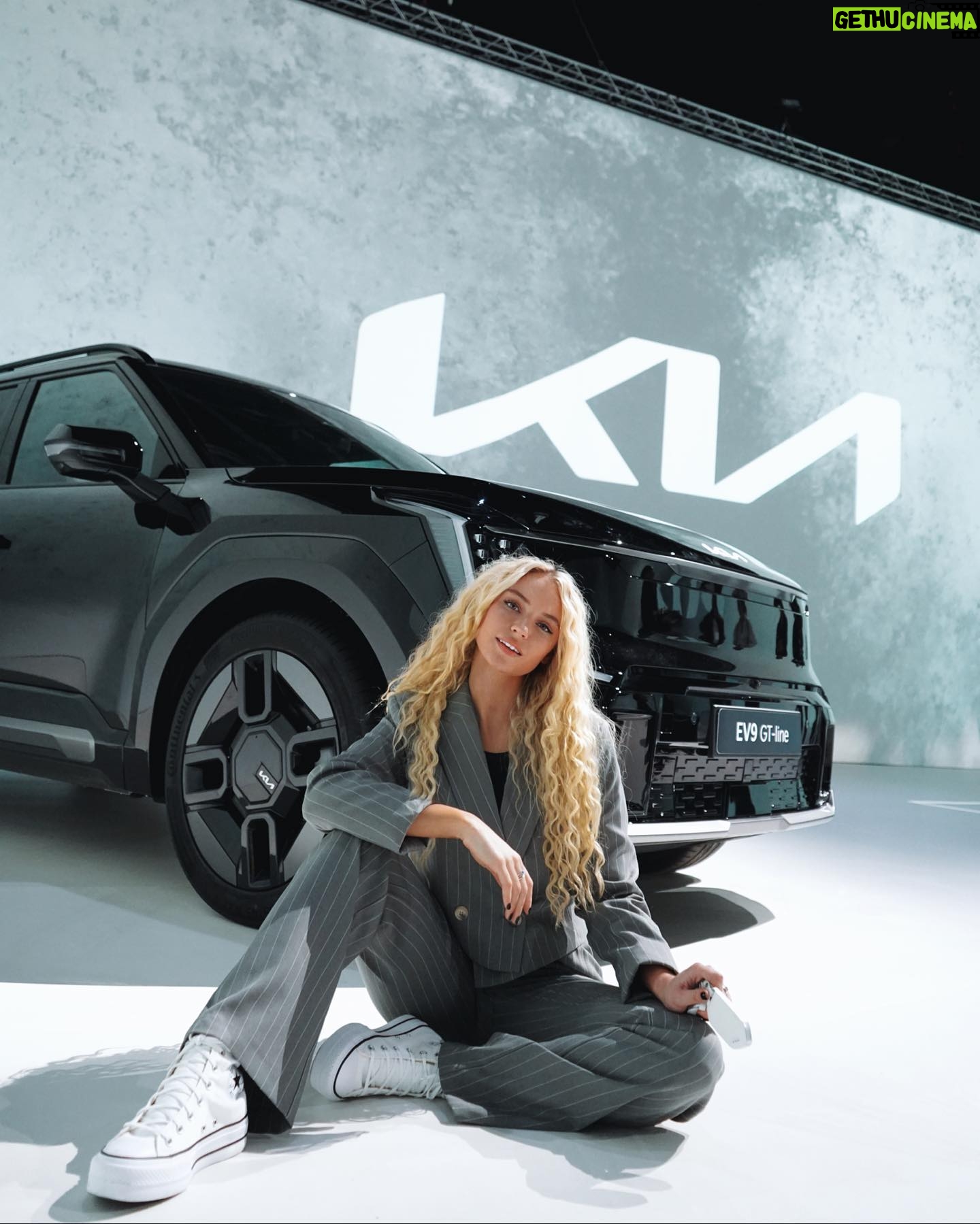 Lucie Donlan Instagram - The movement that constantly inspires me and many others.. Kia is constantly moving, changing and upgrading to a better future on the road. Now they are here introducing us to βThe Icon.β π I was honoured to be invited to the event launch of the new EV9 The Icon, it was an amazing atmosphere in a room full of many Icons, the humble team from Kia, Rafael Nadal and of course the EV9. @kia.worldwide #Kia #MovementThatInspires #KiaEV9 #TheIcon #AD @kiauk