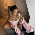 Lucinda Strafford Instagram – Pretending to be important.. 💻🎀