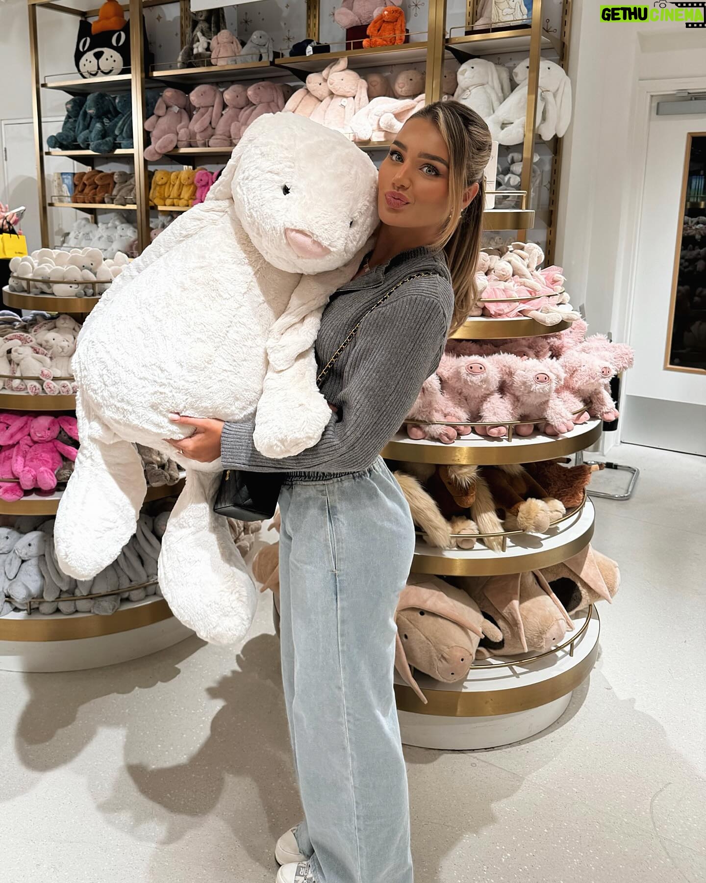 Lucinda Strafford Instagram - Iām literally just a girl šš«§š©°