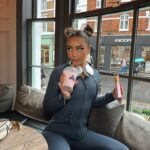 Lucinda Strafford Instagram – It’s giving Violet Beauregarde 🫐🍫