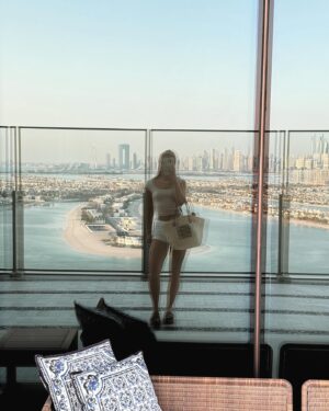 Lucinda Strafford Instagram - Lost dxb files 🩷