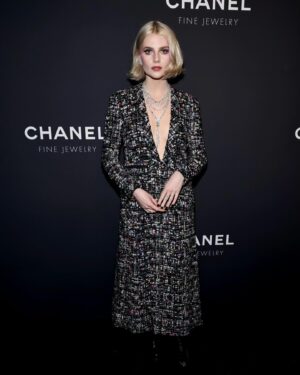 Lucy Boynton Instagram - Reunited with the gang 💫 for @chanelofficial @welovecoco @chanel.beauty #Chanel5thAvenue 🤍