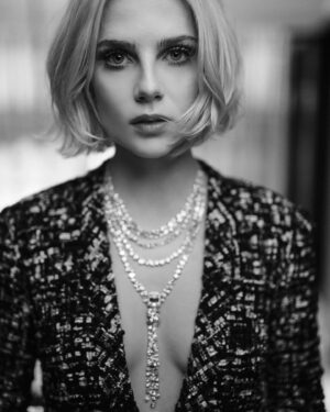 Lucy Boynton Instagram - Reunited with the gang 💫 for @chanelofficial @welovecoco @chanel.beauty #Chanel5thAvenue 🤍