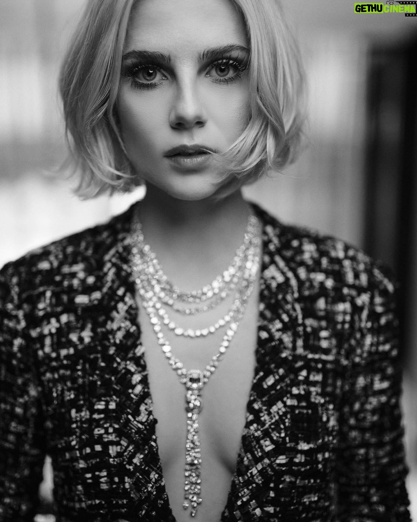 Lucy Boynton Instagram - Reunited with the gang 💫 for @chanelofficial @welovecoco @chanel.beauty #Chanel5thAvenue 🤍
