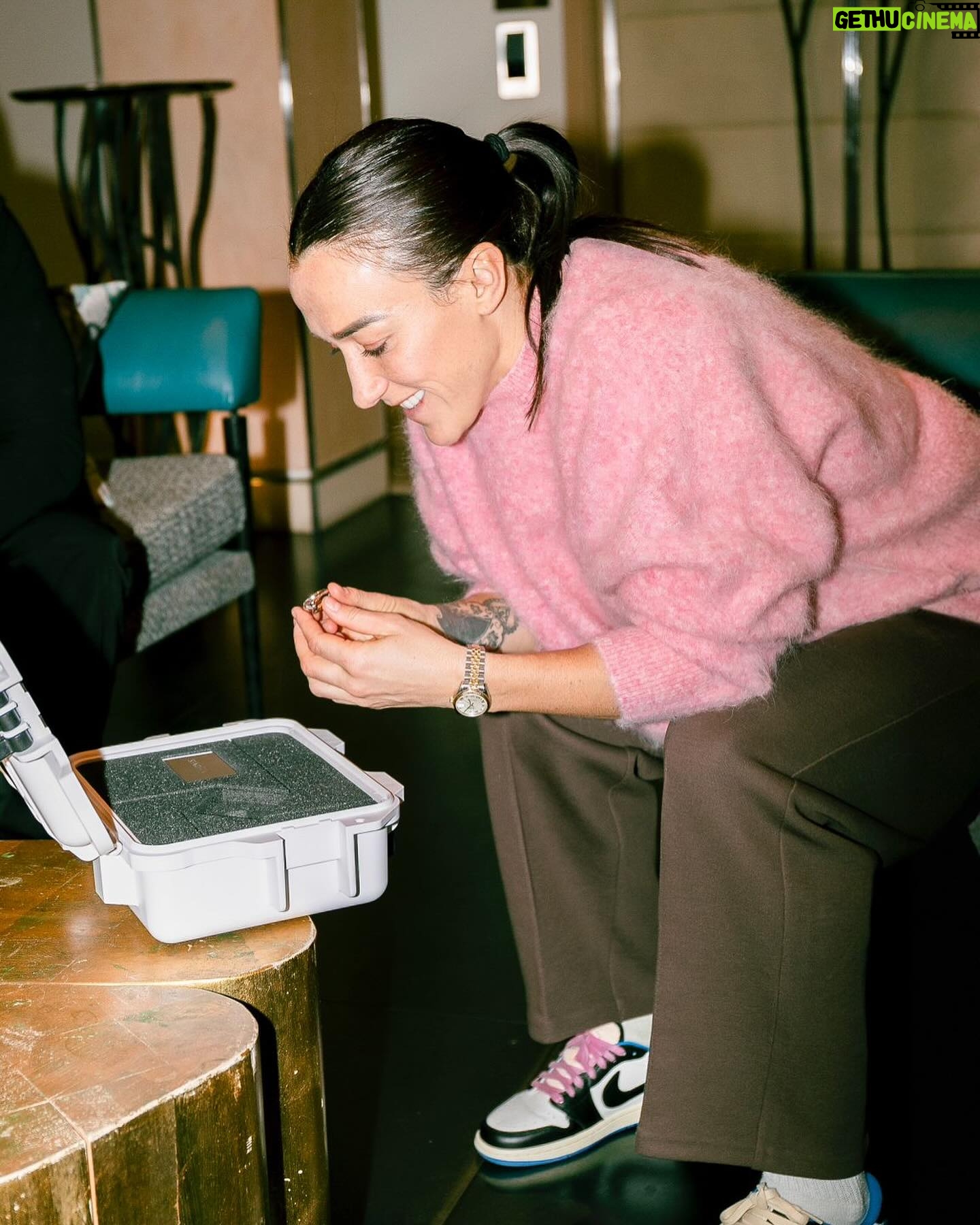 Lucy Bronze Instagram - The ring 💍 💎 thank you @mjjonesofficial