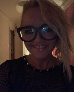 Lucy Davis Instagram - New hair💇‍♀️ I rarely change my hair bc I never really know what to do with it. But wanted to have a break from extensions so here we are. It’s way easier to wash anyway! Although it keeps getting stuck in my eyelashes.. #invertedbobcut #imightkeepit