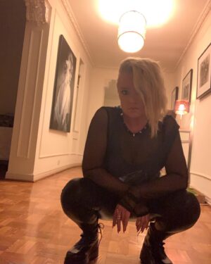 Lucy Davis Instagram - New hair💇‍♀️ I rarely change my hair bc I never really know what to do with it. But wanted to have a break from extensions so here we are. It’s way easier to wash anyway! Although it keeps getting stuck in my eyelashes.. #invertedbobcut #imightkeepit