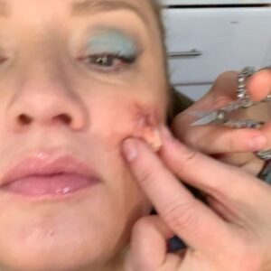 Lucy Davis Instagram - Don’t scroll to video if this isn’t your thing. Fair warning! #fb to #chillingadventuresofsabrina Hilda turns into, well, a spider. Happy Halloween! #metamorphosis #franzkafka #stevenberkoff #halloween2020 @mikemakesmonsters