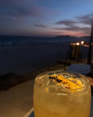 Lucy Davis Instagram - However good a trip I’ve had I’m always glad to go home bc I get to see my girl. But this was the first time in a looong time where I was truly sad to say bye. @lasventanasalparaiso is a magical, peaceful, healing place and it did exactly what it says on the tin. I sunbathed, read 3 books, drank cocktails, ate the best food I’ve had, and went make-up-less for the entire time. Everyone who works there are probably the kindest I’ve ever met. If you can go, go. Sell your children if you have to. Thanku @lasventanasalparaiso See you again☀️
#losventanas #cabosanlucas #árbol #seagrillcabo