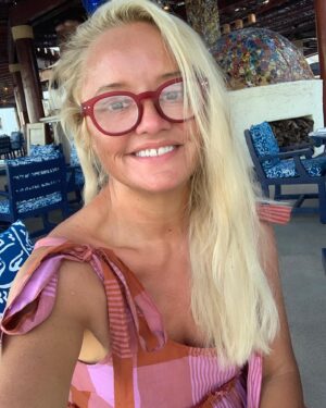 Lucy Davis Instagram - However good a trip I’ve had I’m always glad to go home bc I get to see my girl. But this was the first time in a looong time where I was truly sad to say bye. @lasventanasalparaiso is a magical, peaceful, healing place and it did exactly what it says on the tin. I sunbathed, read 3 books, drank cocktails, ate the best food I’ve had, and went make-up-less for the entire time. Everyone who works there are probably the kindest I’ve ever met. If you can go, go. Sell your children if you have to. Thanku @lasventanasalparaiso See you again☀️
#losventanas #cabosanlucas #árbol #seagrillcabo