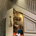 Lucy Davis Instagram – This was a magical day. Taking my uk friends on the @wbtourhollywood Even though I’ve been doing this job for 30 years I still am in awe of it and how everything is made. Thanku so much to @bigk1701 for being our delightful guide for the day, and to @wbtourhollywood for arranging it and letting us come. 
PICTURES:
1. Does it need describing?! The @friends opening title sequence sofa and fountain
2. Inside the exact replica of #centralperk 
3. #centralperk cafe with @itsmeritavolk 
4. #harrypotter all the letters arrive
5. Harry Potter #thecupboardunderthestairs 
6. Swinging the #wonderwoman1984 lasso
7. Um… I’ve forgotten the name of this one…
8. Forced perspective table used in #thehobbit 
9. One of the outdoor cabins used for many different shows. One being the cabin in #dexter where #jamesdoakes is held prisoner and is killed
10. Our wonderful guide @bigk1701 
#wbtourhollywood #friendstvshow #friendsfountain #sightseeingtour #touristlife