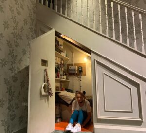 Lucy Davis Instagram - This was a magical day. Taking my uk friends on the @wbtourhollywood Even though I’ve been doing this job for 30 years I still am in awe of it and how everything is made. Thanku so much to @bigk1701 for being our delightful guide for the day, and to @wbtourhollywood for arranging it and letting us come. 
PICTURES:
1. Does it need describing?! The @friends opening title sequence sofa and fountain
2. Inside the exact replica of #centralperk 
3. #centralperk cafe with @itsmeritavolk 
4. #harrypotter all the letters arrive
5. Harry Potter #thecupboardunderthestairs 
6. Swinging the #wonderwoman1984 lasso
7. Um… I’ve forgotten the name of this one…
8. Forced perspective table used in #thehobbit 
9. One of the outdoor cabins used for many different shows. One being the cabin in #dexter where #jamesdoakes is held prisoner and is killed
10. Our wonderful guide @bigk1701 
#wbtourhollywood #friendstvshow #friendsfountain #sightseeingtour #touristlife