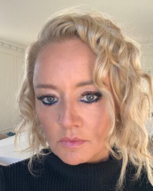 Lucy Davis Instagram - And what, may I ask, is a pool table for if not to take selfies on just before you go out for drinks? Honestly🙄 #imrubbishatpoolthough