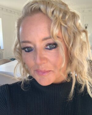 Lucy Davis Instagram - And what, may I ask, is a pool table for if not to take selfies on just before you go out for drinks? Honestly🙄 #imrubbishatpoolthough
