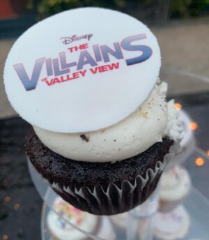 Lucy Davis Instagram - Season 2 Wrap party! What a fabulous bunch of people we get to work with. Our crew and cast are wonderful and kind and brilliant. Plus also the cake was nice🙇‍♀️ #villainsofvalleyview @dollskill