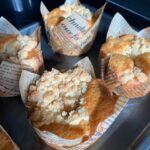 Lucy Davis Instagram - Made strawberry muffins with a crumble top. They were delish. But does anyone have any advice on how to get them to rise without the batter coming up through the crumble top?! Thanku sirs🙇‍♀️ #strawberrymuffins