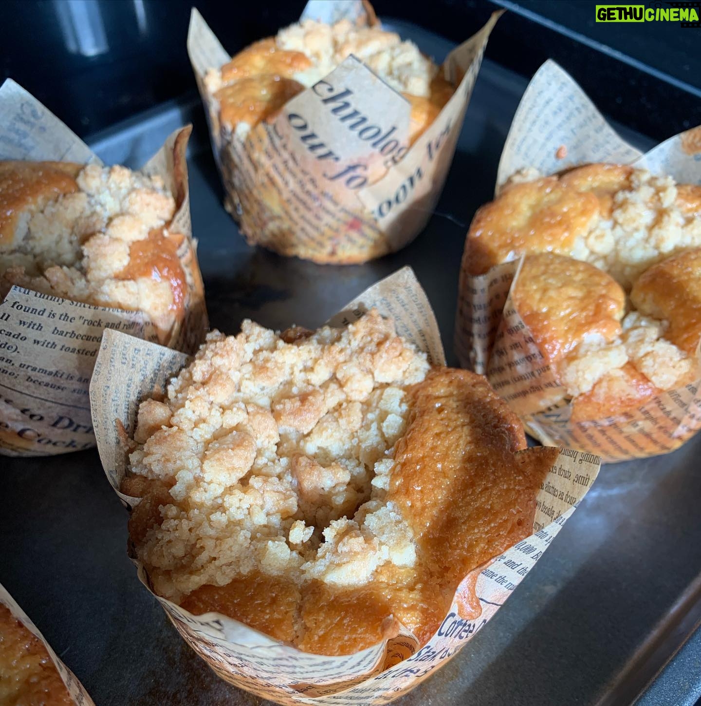 Lucy Davis Instagram - Made strawberry muffins with a crumble top. They were delish. But does anyone have any advice on how to get them to rise without the batter coming up through the crumble top?! Thanku sirs🙇♀️ #strawberrymuffins