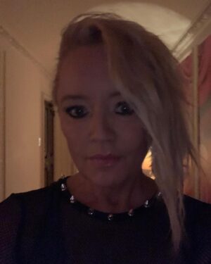 Lucy Davis Instagram - New hair💇‍♀️ I rarely change my hair bc I never really know what to do with it. But wanted to have a break from extensions so here we are. It’s way easier to wash anyway! Although it keeps getting stuck in my eyelashes.. #invertedbobcut #imightkeepit
