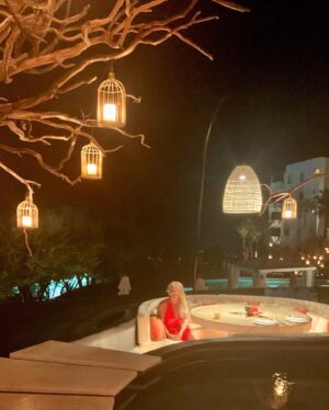 Lucy Davis Instagram - However good a trip I’ve had I’m always glad to go home bc I get to see my girl. But this was the first time in a looong time where I was truly sad to say bye. @lasventanasalparaiso is a magical, peaceful, healing place and it did exactly what it says on the tin. I sunbathed, read 3 books, drank cocktails, ate the best food I’ve had, and went make-up-less for the entire time. Everyone who works there are probably the kindest I’ve ever met. If you can go, go. Sell your children if you have to. Thanku @lasventanasalparaiso See you again☀️
#losventanas #cabosanlucas #árbol #seagrillcabo