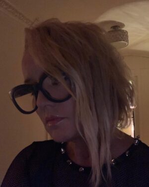 Lucy Davis Instagram - New hair💇‍♀️ I rarely change my hair bc I never really know what to do with it. But wanted to have a break from extensions so here we are. It’s way easier to wash anyway! Although it keeps getting stuck in my eyelashes.. #invertedbobcut #imightkeepit