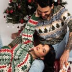 Lufy Instagram - on vous souhaite un Joyeux Noël à vous, votre famille et vos bébés à poils 🎄 on vous 🫶🏻 ps: poutpout toujours ravi d’être là 📸: @mostefahammich 📍: @studiomarcel.paris