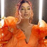 Lufy Instagram - call her… THE SUN 🧡 vous avez déjà essayé de vous dessiner un papillon sur l’œil? j’ai testé pour vous et je vous le déconseille vous allez perdre 1h30 de votre temps 🥲 Voici mon look de l’avant-dernier épisode de @dragracebelgique qui sort ce soir à 20h sur Auvio.be avec comme guest Lio, c’était un plaisir de la revoir je l’adore ! Déjà presque la fin de la saison 🥺 J’ai adoré faire ce makeup, et si vous vous posez la question, je n’ai pas utilisé de calque, je l’ai fait à main levée 🫶🏻 Je voulais un look féerique, pari relevé ? À ce soiiiir devant l’épisode les petites biches ! Make up & DA : by me Outfit : @samiabouhjar Hair : @bartelet_mel Pics : @vladvdk #dragrace #dragracebelgique #orangelook #makeuplook #orangedress