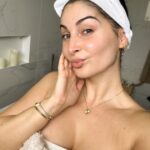 Lufy Instagram - publicité ☁️ sur ces 4 conseils, lesquels vous appliquez déjà? la skincare ça peut être compliqué, donc j’ai essayé de simplifier ça avec des produits de super qualité que vous pouvez retrouver facilement sur @beauteprivee ! Bien sûr vous pouvez utiliser des actifs purs et les superposer, mais si vous débutez, ce sera peut-être plus simple d’utiliser des produits contenant déjà plusieurs actifs comme dans la vidéo ✨ Bon à savoir: 🤎 la vitamine C s’applique le matin ☀️ comme montré dans la vidéo, elle est compatible avec l’acide hyaluronique ou les peptides, mais sachez que vous pouvez aussi appliquer ces deux actifs le soir pour simplifier votre routine du matin. 🤎 la vitamine C ne peut PAS être appliquée en même temps que du retinol ou de l’acide le glycolique (AHA) ou salicylique (BHA), qu’ils soient purs ou déjà mélangés dans des crèmes. Donc on regarde bien les ingrédients, et de toute façon, on applique ces actifs le soir uniquement 🌚 (et on en choisi un seul par soir, car ils peuvent être irritants), et comme ils sont photosensibilisants on utilise son SPF le matin suivant! #beautéprivee #leclubbeauteprivee #skincare #soinvisage #vitamineC #retinol #skincaretips #skincareroutine #routineskincare