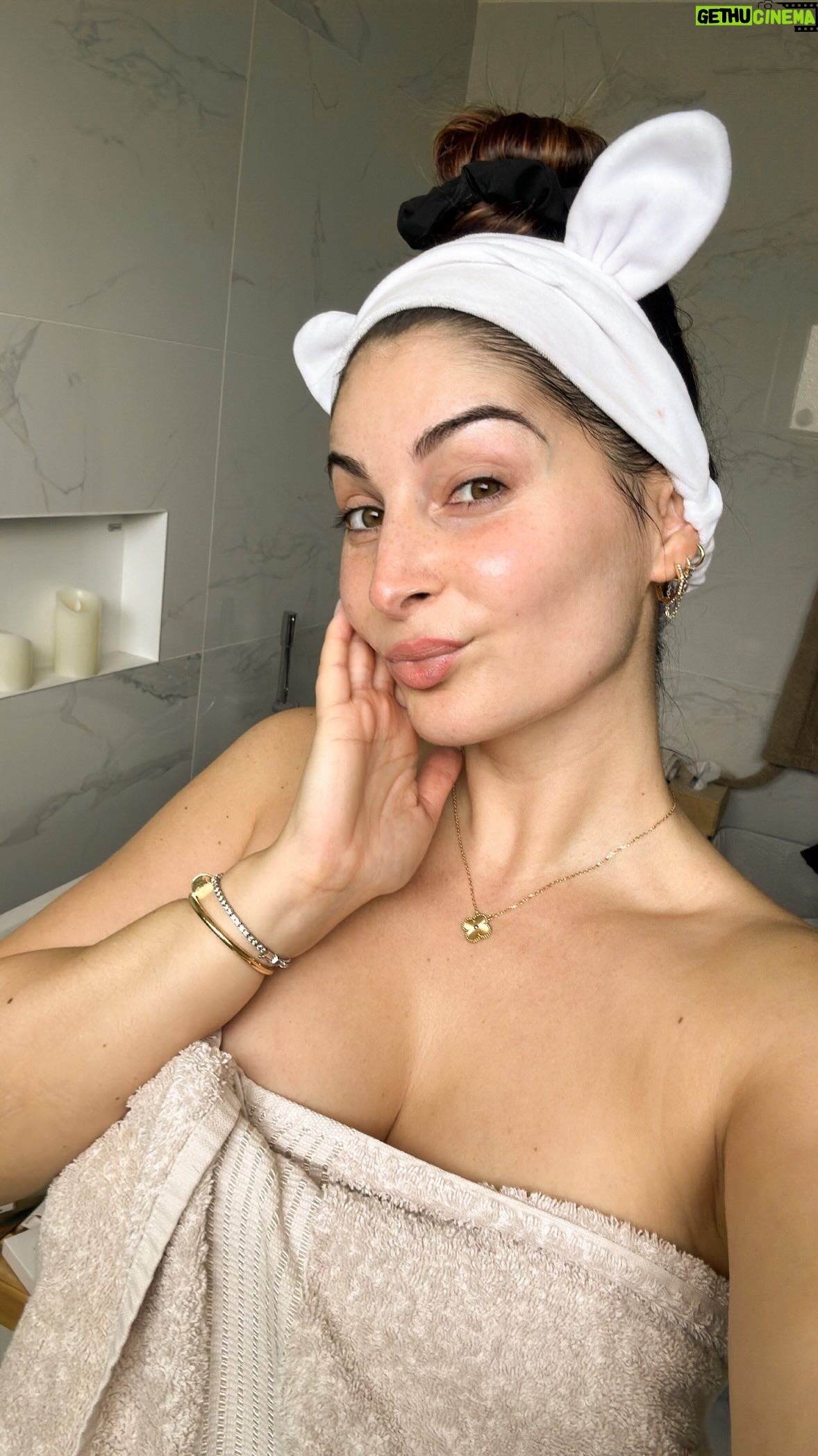 Lufy Instagram - publicité ☁️ sur ces 4 conseils, lesquels vous appliquez déjà? la skincare ça peut être compliqué, donc j’ai essayé de simplifier ça avec des produits de super qualité que vous pouvez retrouver facilement sur @beauteprivee ! Bien sûr vous pouvez utiliser des actifs purs et les superposer, mais si vous débutez, ce sera peut-être plus simple d’utiliser des produits contenant déjà plusieurs actifs comme dans la vidéo ✨ Bon à savoir: 🤎 la vitamine C s’applique le matin ☀️ comme montré dans la vidéo, elle est compatible avec l’acide hyaluronique ou les peptides, mais sachez que vous pouvez aussi appliquer ces deux actifs le soir pour simplifier votre routine du matin. 🤎 la vitamine C ne peut PAS être appliquée en même temps que du retinol ou de l’acide le glycolique (AHA) ou salicylique (BHA), qu’ils soient purs ou déjà mélangés dans des crèmes. Donc on regarde bien les ingrédients, et de toute façon, on applique ces actifs le soir uniquement 🌚 (et on en choisi un seul par soir, car ils peuvent être irritants), et comme ils sont photosensibilisants on utilise son SPF le matin suivant! #beautéprivee #leclubbeauteprivee #skincare #soinvisage #vitamineC #retinol #skincaretips #skincareroutine #routineskincare