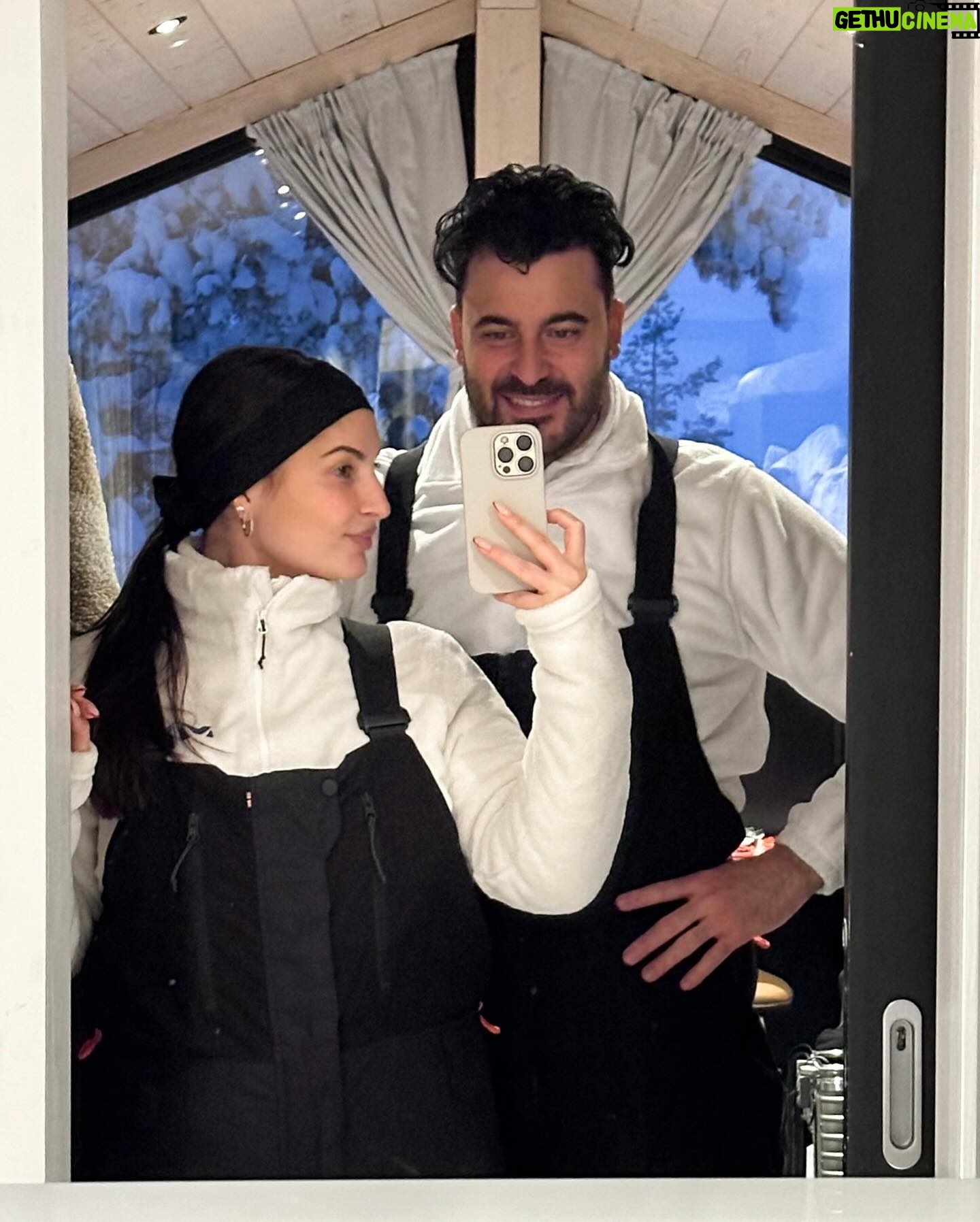 Lufy Instagram - clap de fin pour notre incroyable voyage en Laponie suédoise 🥹 on repart des étoiles plein les yeux. Vous m’avez demandé quel voyage on avait préféré entre celui en Laponie finlandaise il y a 5 ans ou celui-ci en Laponie suédoise, sachez que les paysages sont les mêmes. La Laponie finlandaise est juste plus connue, il y a le village du père Noël, il y a plus d’infrastructures, là où la suédoise est un peu moins touristique pour le moment. Mais pour le séjour et les activités ça ne change rien, les deux sont incroyables ✨