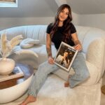 Lufy Instagram - Il y a bientôt 12 ans, je publiais mes premiers contenus. Quand personne n’y croyait, quand on était qu’une poignée à oser se lancer. Le travail et la persévérance ont fait le reste, et avec les petites biches on s’est trouvé 🫶🏻 Pour ma toute première interview, et pour toutes celles qui ont suivi, la question préférée des journalistes était : « et si tout s’arrêtait ? ». Et bien spoiler: plus d’une décennie plus tard, je suis toujours là, cette fois à force de détermination et de passion. Je vous souhaite vraiment de trouver un métier qui vous passionne, et à défaut, de le créer pour donner vie à vos rêves. Merci Fokus Carrière pour cette couverture et cette interview ✨ #cover #businesscover #carriere #FokusCarriere