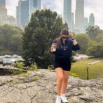 Lufy Instagram - coffee in Central Park 🌳 New York me manque déjà ! vous y êtes déjà allées ? dites-moi qu’y a pas une vibe incroyable dans cette ville 🫶🏻