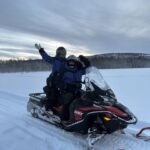 Lufy Instagram – clap de fin pour notre incroyable voyage en Laponie suédoise 🥹 on repart des étoiles plein les yeux.
Vous m’avez demandé quel voyage on avait préféré entre celui en Laponie finlandaise il y a 5 ans ou celui-ci en Laponie suédoise, sachez que les paysages sont les mêmes. La Laponie finlandaise est juste plus connue, il y a le village du père Noël, il y a plus d’infrastructures, là où la suédoise est un peu moins touristique pour le moment. Mais pour le séjour et les activités ça ne change rien, les deux sont incroyables ✨