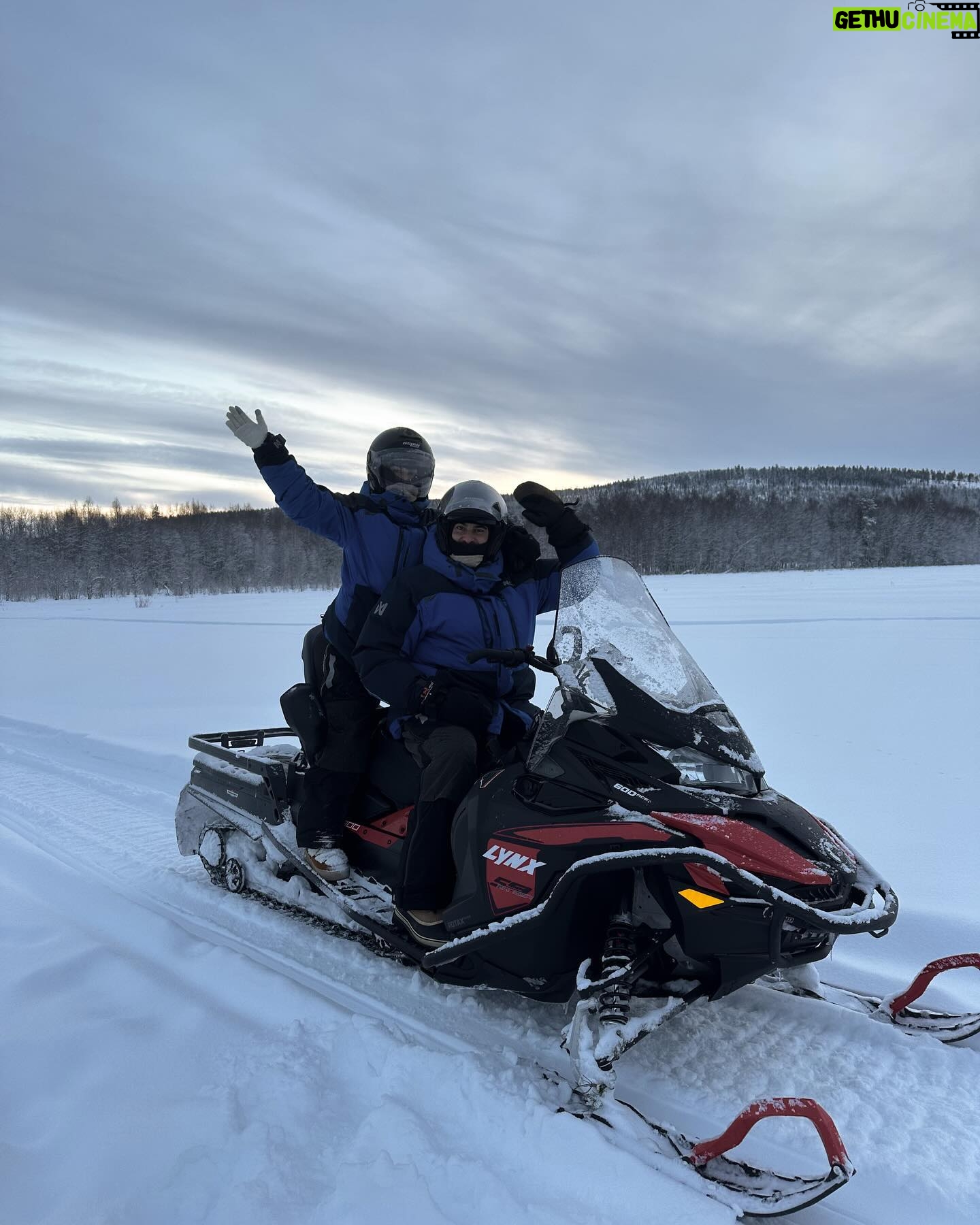 Lufy Instagram - clap de fin pour notre incroyable voyage en Laponie suédoise 🥹 on repart des étoiles plein les yeux. Vous m’avez demandé quel voyage on avait préféré entre celui en Laponie finlandaise il y a 5 ans ou celui-ci en Laponie suédoise, sachez que les paysages sont les mêmes. La Laponie finlandaise est juste plus connue, il y a le village du père Noël, il y a plus d’infrastructures, là où la suédoise est un peu moins touristique pour le moment. Mais pour le séjour et les activités ça ne change rien, les deux sont incroyables ✨