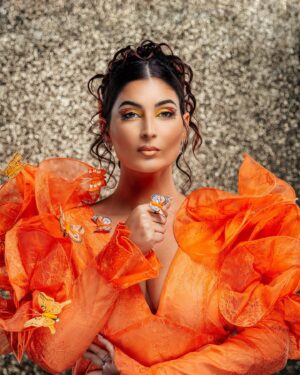 Lufy Instagram - call her… THE SUN 🧡
vous avez déjà essayé de vous dessiner un papillon sur l’œil? j’ai testé pour vous et je vous le déconseille vous allez perdre 1h30 de votre temps 🥲

Voici mon look de l’avant-dernier épisode de @dragracebelgique qui sort ce soir à 20h sur Auvio.be avec comme guest Lio, c’était un plaisir de la revoir je l’adore ! Déjà presque la fin de la saison 🥺

J’ai adoré faire ce makeup, et si vous vous posez la question, je n’ai pas utilisé de calque, je l’ai fait à main levée 🫶🏻 Je voulais un look féerique, pari relevé ?

À ce soiiiir devant l’épisode les petites biches !

Make up & DA : by me
Outfit : @samiabouhjar
Hair : @bartelet_mel
Pics : @vladvdk 
#dragrace #dragracebelgique #orangelook #makeuplook #orangedress