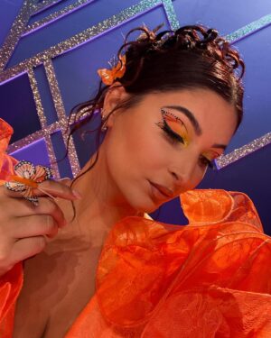 Lufy Instagram - call her… THE SUN 🧡
vous avez déjà essayé de vous dessiner un papillon sur l’œil? j’ai testé pour vous et je vous le déconseille vous allez perdre 1h30 de votre temps 🥲

Voici mon look de l’avant-dernier épisode de @dragracebelgique qui sort ce soir à 20h sur Auvio.be avec comme guest Lio, c’était un plaisir de la revoir je l’adore ! Déjà presque la fin de la saison 🥺

J’ai adoré faire ce makeup, et si vous vous posez la question, je n’ai pas utilisé de calque, je l’ai fait à main levée 🫶🏻 Je voulais un look féerique, pari relevé ?

À ce soiiiir devant l’épisode les petites biches !

Make up & DA : by me
Outfit : @samiabouhjar
Hair : @bartelet_mel
Pics : @vladvdk 
#dragrace #dragracebelgique #orangelook #makeuplook #orangedress
