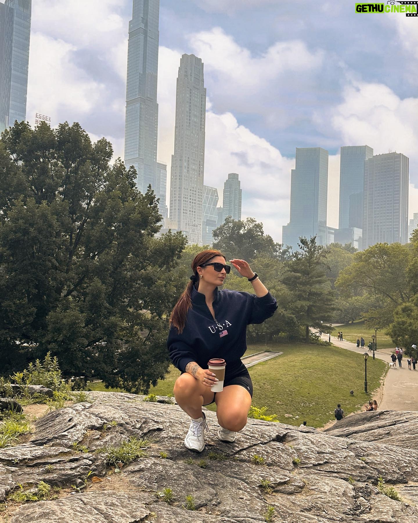 Lufy Instagram - coffee in Central Park đł New York me manque dĂ©jĂ ! vous y ĂȘtes dĂ©jĂ allĂ©es ? dites-moi quây a pas une vibe incroyable dans cette ville đ«¶đ»