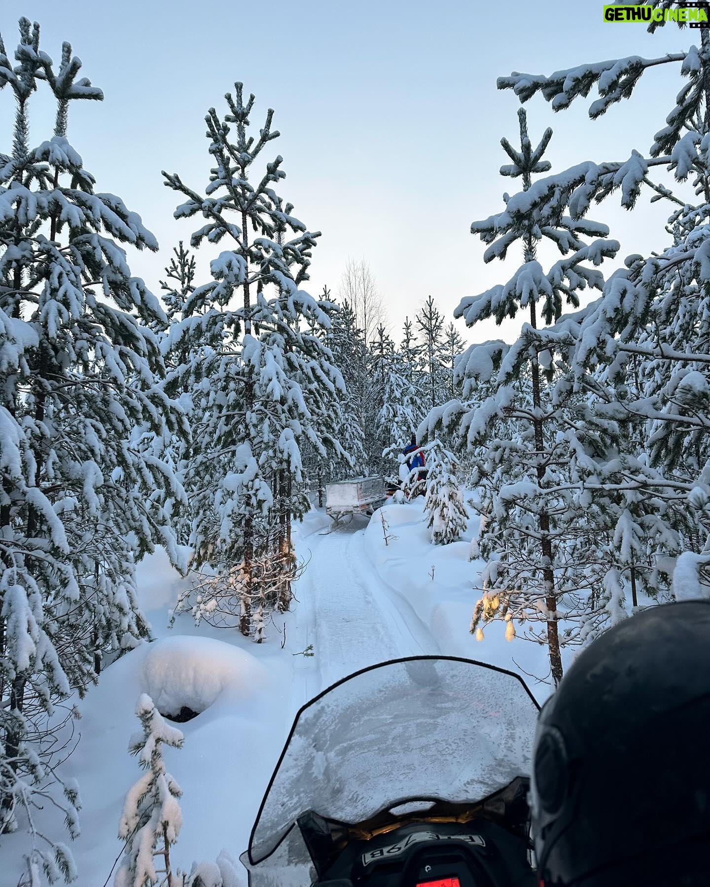 Lufy Instagram - clap de fin pour notre incroyable voyage en Laponie suédoise 🥹 on repart des étoiles plein les yeux. Vous m’avez demandé quel voyage on avait préféré entre celui en Laponie finlandaise il y a 5 ans ou celui-ci en Laponie suédoise, sachez que les paysages sont les mêmes. La Laponie finlandaise est juste plus connue, il y a le village du père Noël, il y a plus d’infrastructures, là où la suédoise est un peu moins touristique pour le moment. Mais pour le séjour et les activités ça ne change rien, les deux sont incroyables ✨
