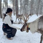 Lufy Instagram – clap de fin pour notre incroyable voyage en Laponie suédoise 🥹 on repart des étoiles plein les yeux.
Vous m’avez demandé quel voyage on avait préféré entre celui en Laponie finlandaise il y a 5 ans ou celui-ci en Laponie suédoise, sachez que les paysages sont les mêmes. La Laponie finlandaise est juste plus connue, il y a le village du père Noël, il y a plus d’infrastructures, là où la suédoise est un peu moins touristique pour le moment. Mais pour le séjour et les activités ça ne change rien, les deux sont incroyables ✨