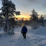 Lufy Instagram – clap de fin pour notre incroyable voyage en Laponie suédoise 🥹 on repart des étoiles plein les yeux.
Vous m’avez demandé quel voyage on avait préféré entre celui en Laponie finlandaise il y a 5 ans ou celui-ci en Laponie suédoise, sachez que les paysages sont les mêmes. La Laponie finlandaise est juste plus connue, il y a le village du père Noël, il y a plus d’infrastructures, là où la suédoise est un peu moins touristique pour le moment. Mais pour le séjour et les activités ça ne change rien, les deux sont incroyables ✨