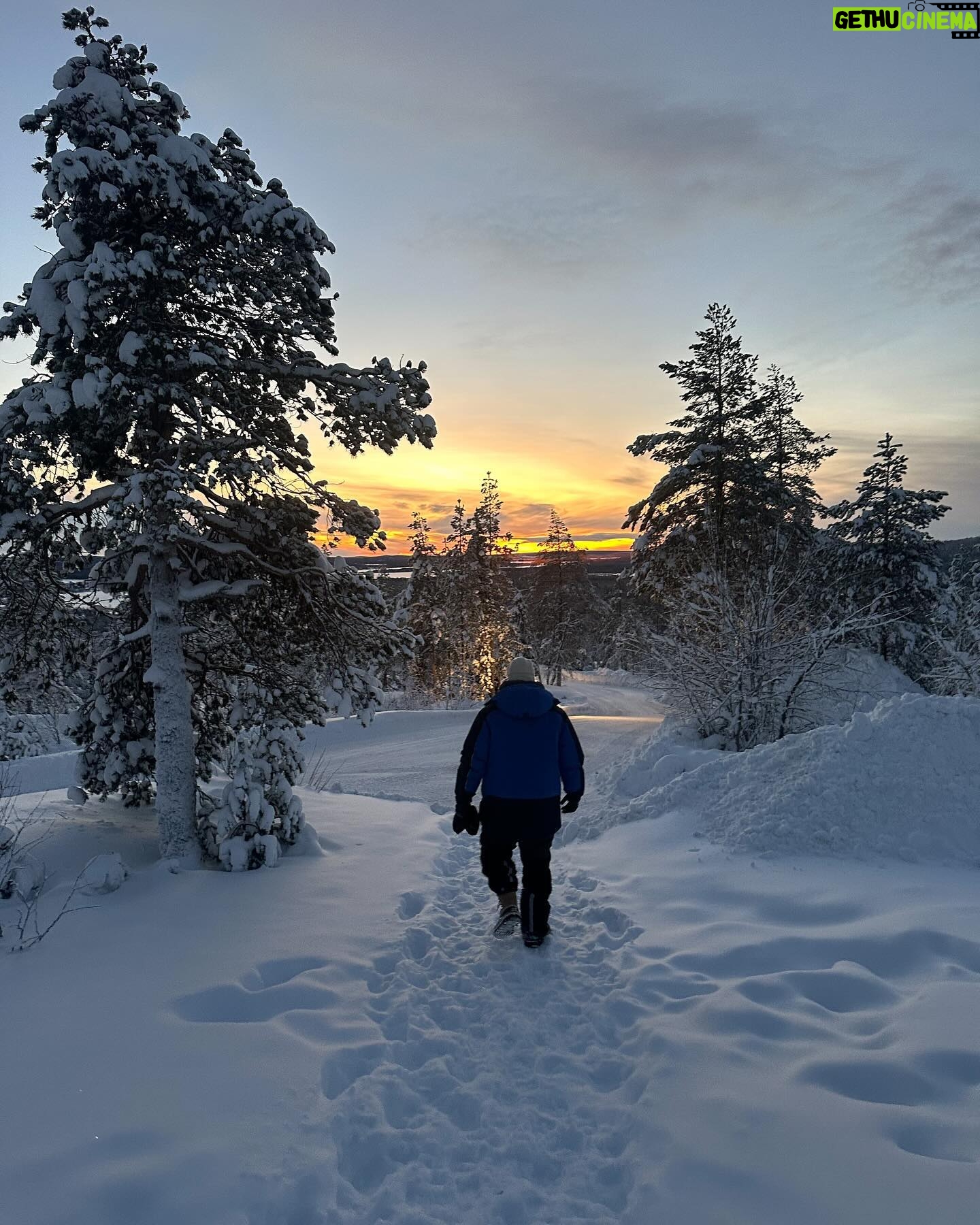 Lufy Instagram - clap de fin pour notre incroyable voyage en Laponie suédoise 🥹 on repart des étoiles plein les yeux. Vous m’avez demandé quel voyage on avait préféré entre celui en Laponie finlandaise il y a 5 ans ou celui-ci en Laponie suédoise, sachez que les paysages sont les mêmes. La Laponie finlandaise est juste plus connue, il y a le village du père Noël, il y a plus d’infrastructures, là où la suédoise est un peu moins touristique pour le moment. Mais pour le séjour et les activités ça ne change rien, les deux sont incroyables ✨